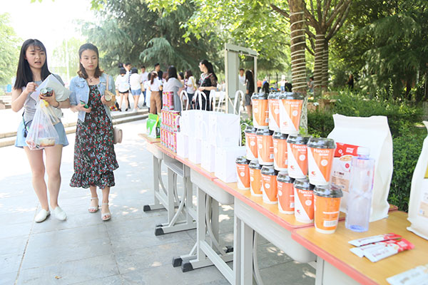 <b>曼乔走进西安翻译学院：大学生零距离感</b>